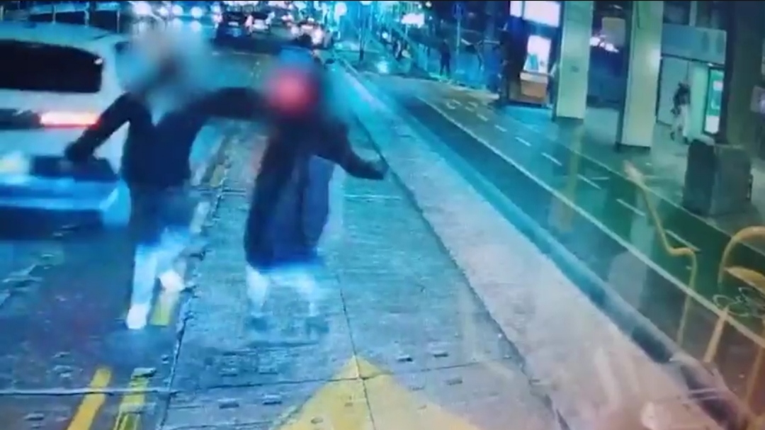 רגע התקיפה ממצלמות האבטחה. צילום: באדיבות המשטרה