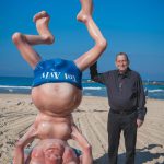 רון חולדאי ובובת בן גוריון בחוף הים בתל אביב, צילום: אילן ספירא, באדיבות עיריית תל אביב-יפו