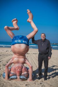 רון חולדאי ובובת בן גוריון בחוף הים בתל אביב, צילום: אילן ספירא, באדיבות עיריית תל אביב-יפו
