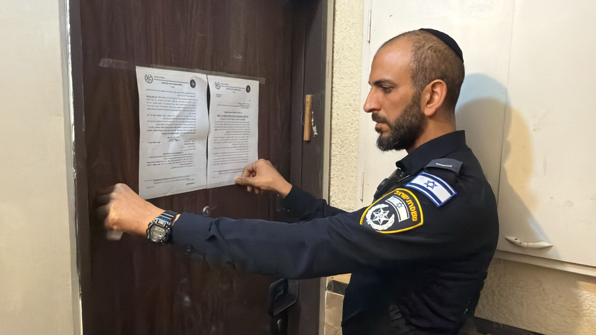 צו סגירה מנהלי לדירה בשיפוצים בבני ברק צילום: דוברות המשטרה.