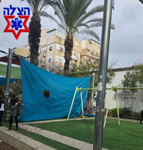 נערה בת 12 נפלה מסככה בגן שעשועים צילום: דוברות הצלה