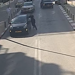 תיעוד מהאירוע ממצלמת אבטחה. צילום: דוברות המשטרה.