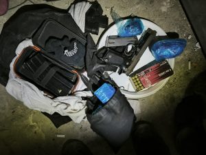 תיעוד כלי הנשק והאמל"ח. צילום: דוברות המשטרה.
