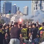 אוהדים נרגשים מחוץ לבלומפילד מחכים לתחילת המשחק, צילום: דוברות משטרת ישראל