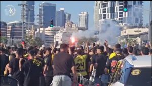 אוהדים נרגשים מחוץ לבלומפילד מחכים לתחילת המשחק, צילום: דוברות משטרת ישראל