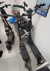 קורקינטים שנתפסו במבצע המשטרתי המבורך לתפיסת שוהים בלתי חוקיים בתל אביב, צילום: דוברות משטרת ישראל