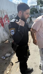 תיעוד מזירת ההתפרצות, מעצר החשוד צילום: דוברות המשטרה
