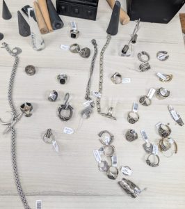 תמונות של התכשיטים שנתפסו ברשות החשוד.צילום: דוברות המשטרה