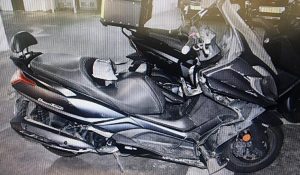 הקטנוע שנגנב ותיעוד הגניבה ממצלמת אבטחה. צילום: דוברות המשטרה.