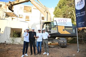מאירוע ההריסה ותחילת הבניה (מימין לשמאל): אופיר שריד, מנכ"ל מליסרון ויו"ר אביב מליסרון, צחי דידי, מנכ"ל אביב מליסרון, מושיק גולדשטיין, משנה לראש עיריית גבעתיים, גילי שקד, בעלים ומנכ"ל חברת סער שקד.