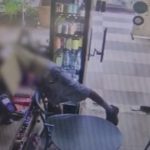 תיעוד מהפריצה לאחד מבתי העסק בגבעתיים, צילום מתוך מצלמות האבטחה