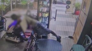 תיעוד מהפריצה לאחד מבתי העסק בגבעתיים, צילום מתוך מצלמות האבטחה