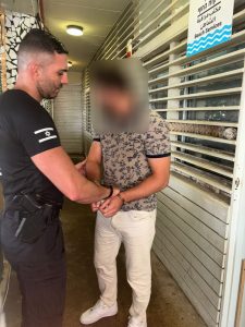 תמונה ממעצרו בחוף צילום: דוברות המשטרה