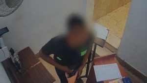 תיעוד מהמצלמה בבית כנסת. צילום: דוברות המשטרה