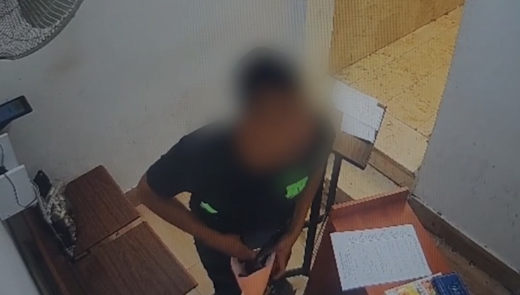 תיעוד מהמצלמה בבית כנסת. צילום: דוברות המשטרה