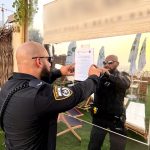 מסירת הצו צילום: דוברות המשטרה
