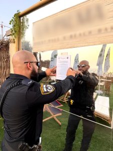 מסירת הצו צילום: דוברות המשטרה