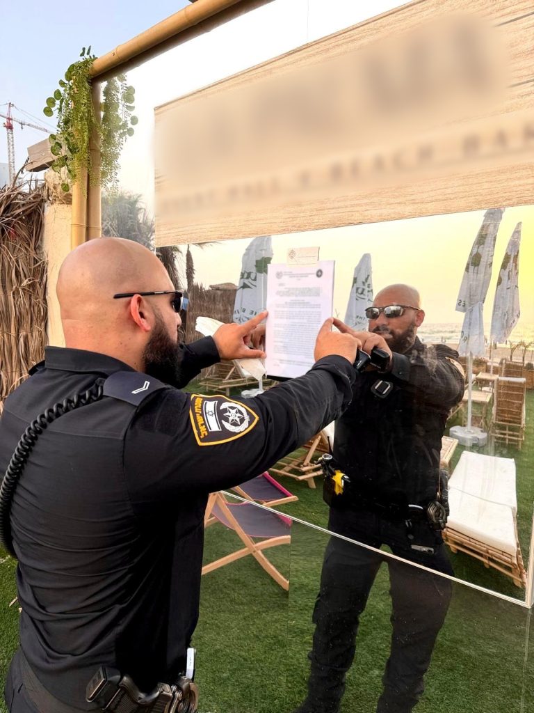 מסירת הצו צילום: דוברות המשטרה