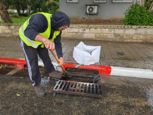 ניקיון סחף שהצטבר בתוך קולטן לניקוז מי גשם, באדיבות עיריית תל אביב-יפו
