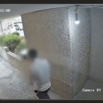 צילום של החשוד בבניין מגורים. צילום: דוברות המשטרה