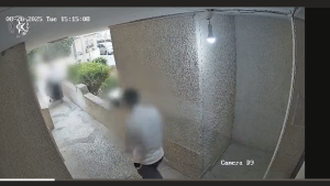 צילום של החשוד בבניין מגורים. צילום: דוברות המשטרה