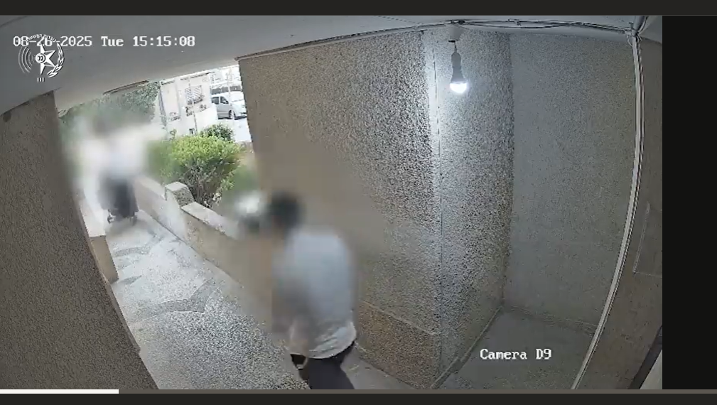 צילום של החשוד בבניין מגורים. צילום: דוברות המשטרה